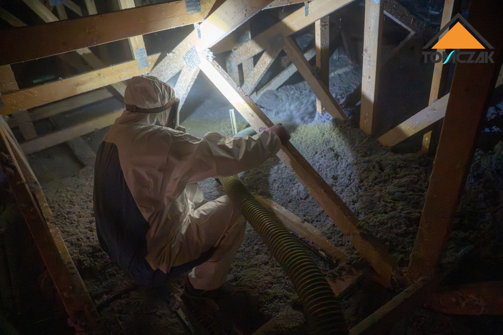 Wdmuchiwanie celulozy izolacja dach