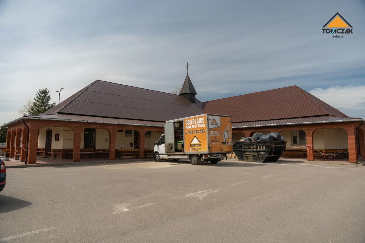Natrysk piany PUR na dużej powierzchni dachu