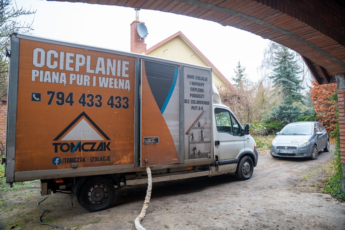 Ocieplenie poddasza Łomża – samochód firmy Tomczak Izolacje przy domu klienta