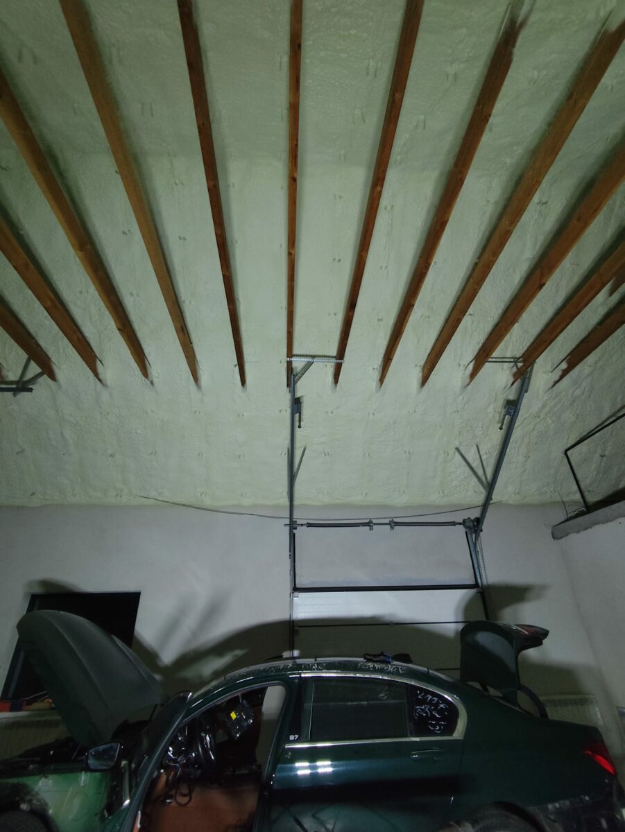 Izolacja połaci dachowej pianą PUR w garażu w Siedlcach