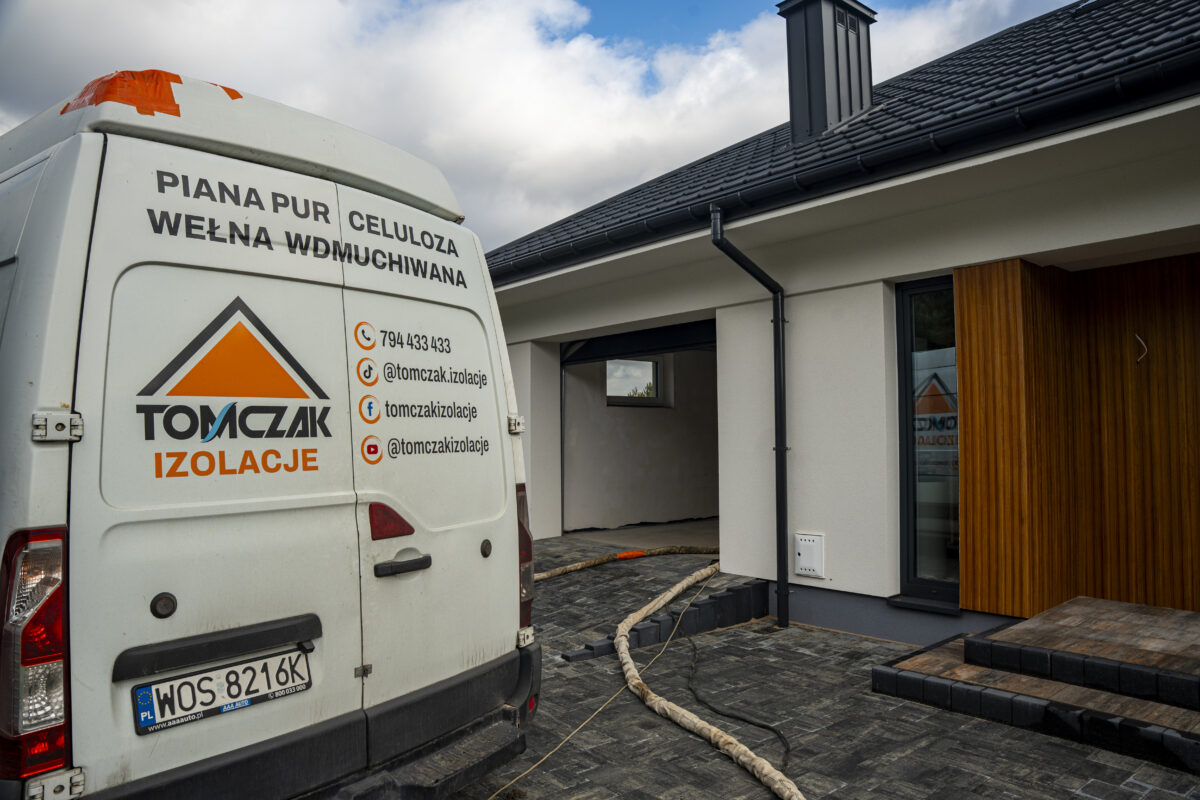 Samochód firmy Tomczak Izolacje przy realizacji ocieplenia poddasza w Olsztynie