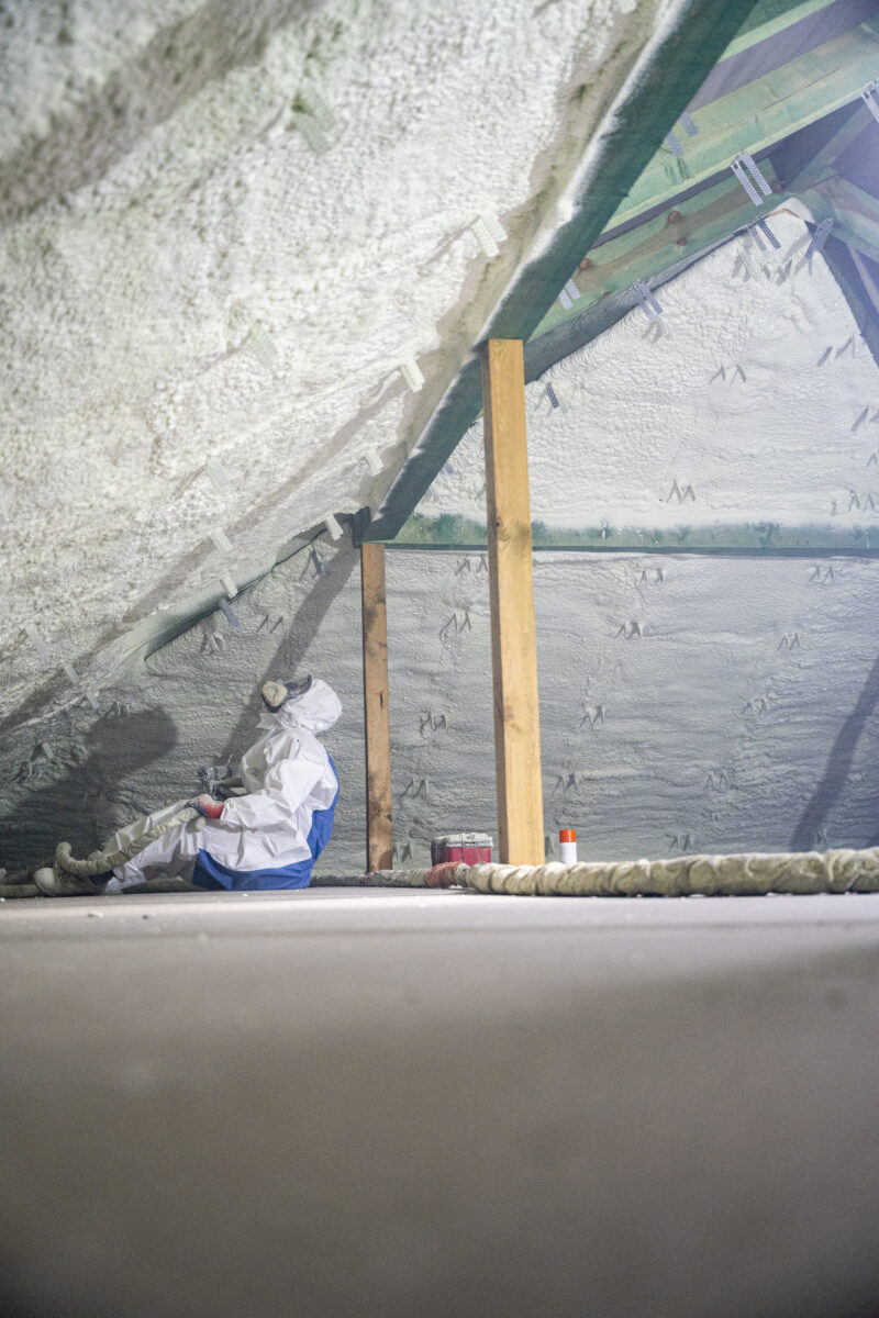 Natrysk piany PUR na połaci dachowej – realizacja Olsztyn